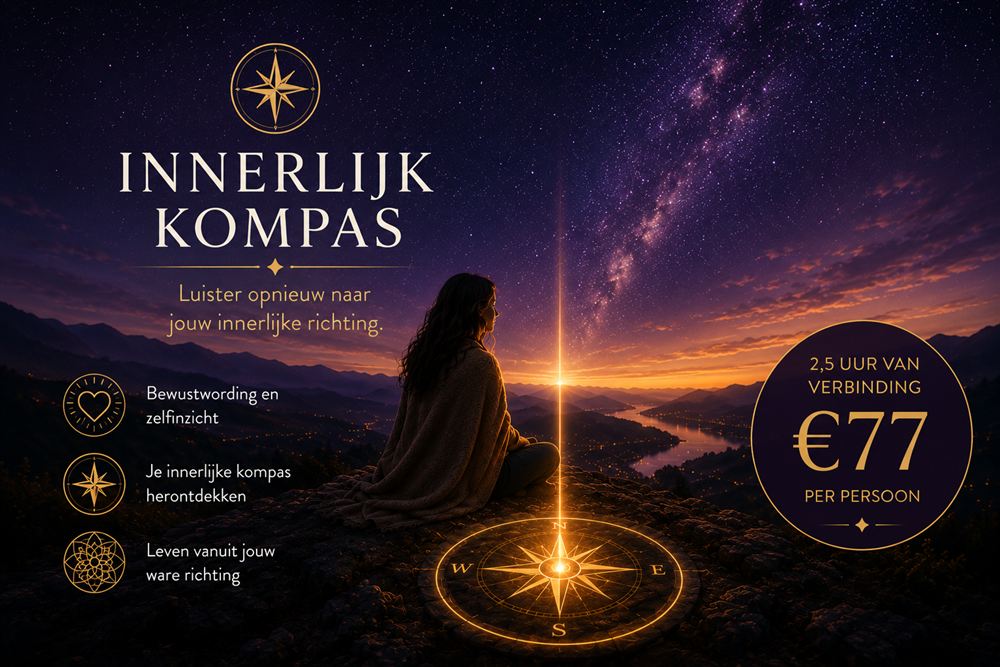 Innerlijk Kompas — vrouw kijkt uit over bergen bij zonsondergang met gouden kompas